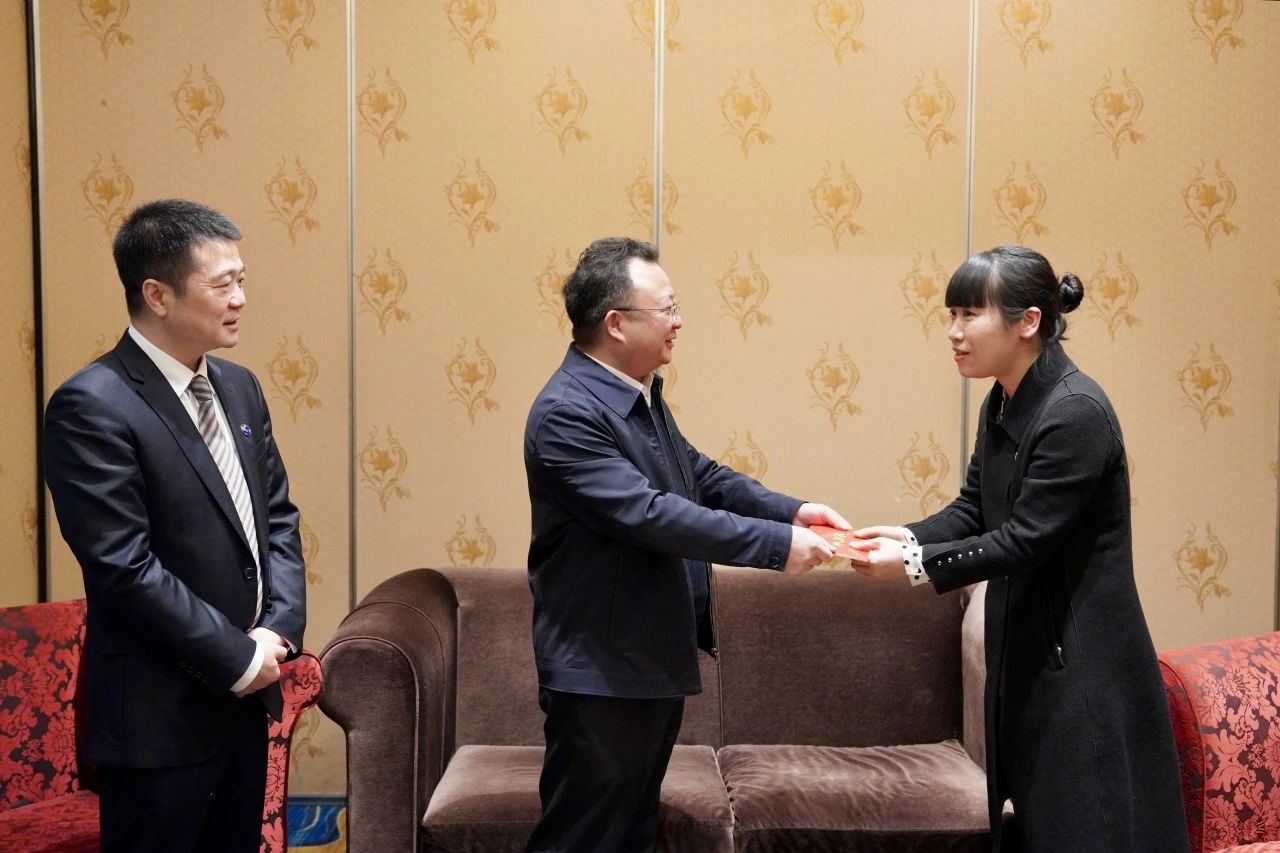 省国资委党委委员、副主任何政一行走访慰问省尊龙凯时集团生活困难党员